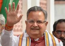 Chhattisgarh Election 2018: CM Raman Singh touches feet of Yogi Adityanath, 20 years his junior