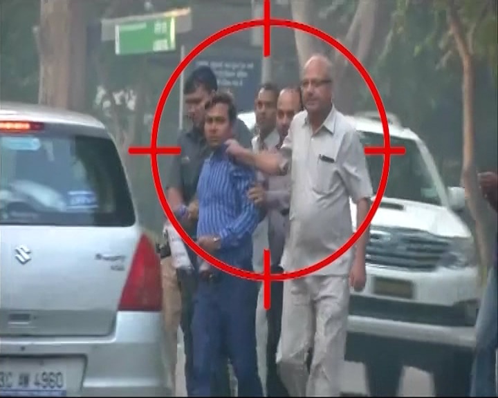 CBI Vs CBI: Delhi police arrest suspects outside CBI director Alok Verma's house Delhi Police releases IB officers who were arrested from CBI Chief Alok Verma's house