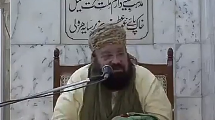 WATCH! This Pakistani cleric says Earth does not revolve around Sun; Twitter erupts with reactions WATCH! This Pakistani cleric says Earth does not revolve around Sun; Twitter erupts with reactions