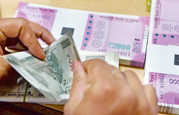 Rupee vs Dollar: Indian currency slips 11 paise to close at 73.27 against USD Rupee vs Dollar: Indian currency slips 11 paise to close at 73.27 against USD