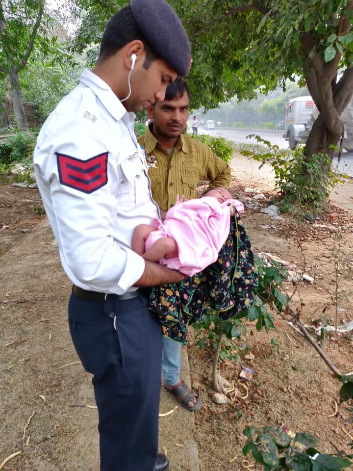 Delhi: Traffic police officials rescue newborn girl from bushes  Delhi: Traffic police officials rescue newborn girl from bushes