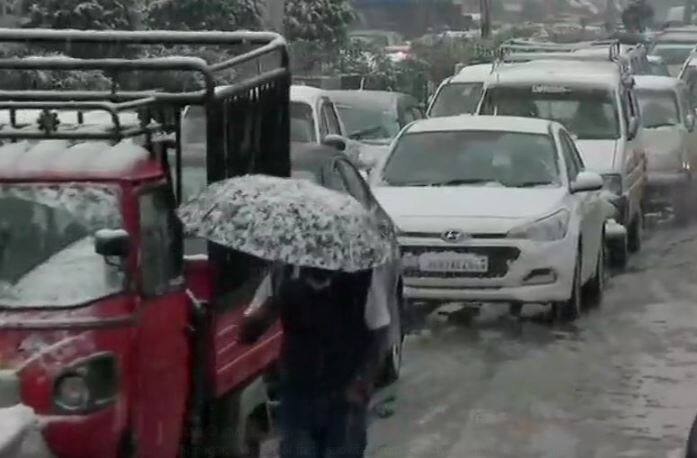 Air traffic to and fro Srinagar international airport was also stopped due to snowfall with several late afternoon and evening flights cancelled, the officials said. The snowfall has set in cold wave like conditions in the Valley as electricity supply in many areas was snapped as a precautionary measure, they said, adding that dewatering pumps were made operational in the city to avoid waterlogging. / ANI