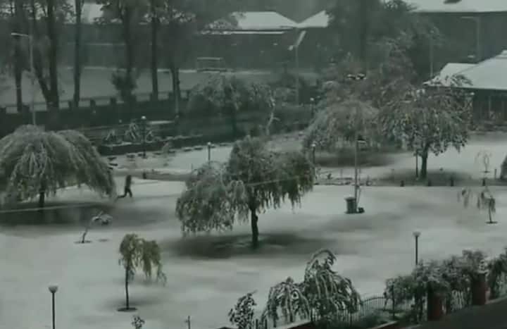 NEW DLEHI: Surface and air links between the Kashmir Valley and rest of the country were snapped due to heavy snowfall here, officials said. The season's first snowfall in Srinagar began on Saturday afternoon and several inches of snow had accumulated in the city. / ANI