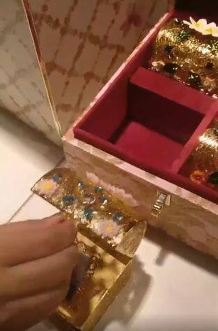The wedding invite is a beautiful combination of four decorated boxes inside a large box, in one of the boxes, is a picture of goddess Gayatri. 
