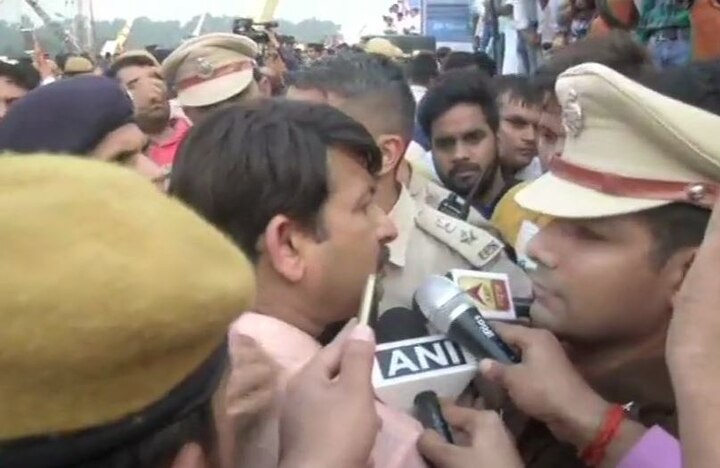 Delhi: BJP, AAP workers clash as 'not invited' Manoj Tiwari reaches Signature Bridge inauguration site Signature Bridge: BJP, AAP workers clash as 'uninvited' Manoj Tiwari reaches opening site