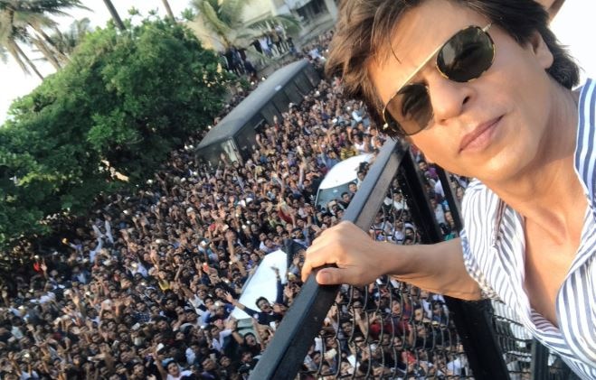 Crazy fan slits his throat after failing to meet Shahrukh Khan Crazy fan slits his throat after failing to meet Shahrukh Khan