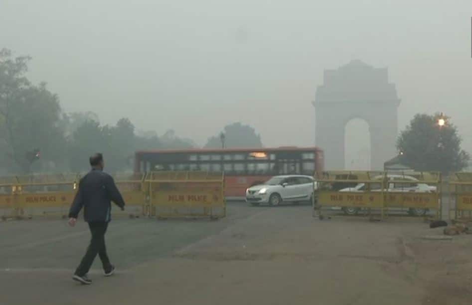Thick blanket of smog envelops Delhi, air quality drops down to hazardous level Thick smog envelops Delhi as air quality deteriorates to 'hazardous' level
