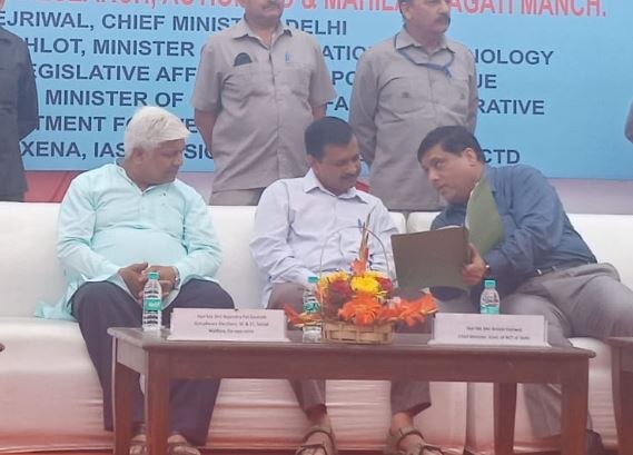 Delhi: Arvind Kejriwal felicitates 50 manual scavengers, dependents Delhi: Arvind Kejriwal felicitates 50 manual scavengers, dependents