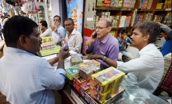 40 people, including 4 shopkeepers arrested for selling crackers at 10pm 40 people, including 4 shopkeepers arrested in E. Delhi for selling crackers at 10pm