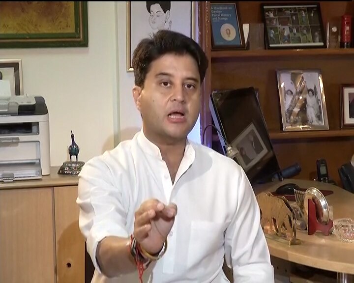 No spat with Digvijaya Singh; Modi govt. knows only to mulct taxpayers: Jyotiraditya Scindia No spat with Digvijaya Singh; Modi govt. knows only to mulct taxpayers: Scindia