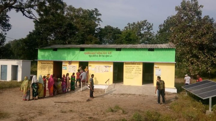 Chhattisgarh Assembly elections 2018: CRPF stood as tough wall for maoists opposing the polling process but that doesn’t take away their graciousness. (Twitter)