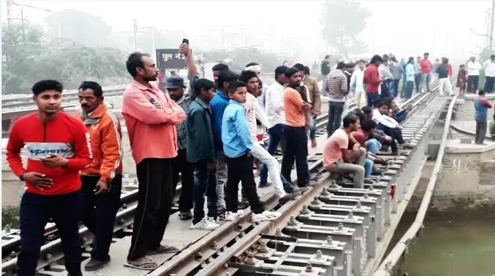 BHATINDA: A month after the horrific Amritsar where at least 61 people were killed, looks like no lesson was learnt by people as many were seen performing Chhath Puja on one of the busiest railway tracks./ ABP News Grab