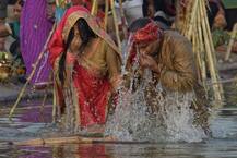 Chhath Puja 2018 In Pics: Thousands of Fasting Devotees Pay Obeisance to Setting Sun