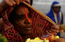 Chhath Puja 2018 In Pics: Thousands of Fasting Devotees Pay Obeisance to Setting Sun