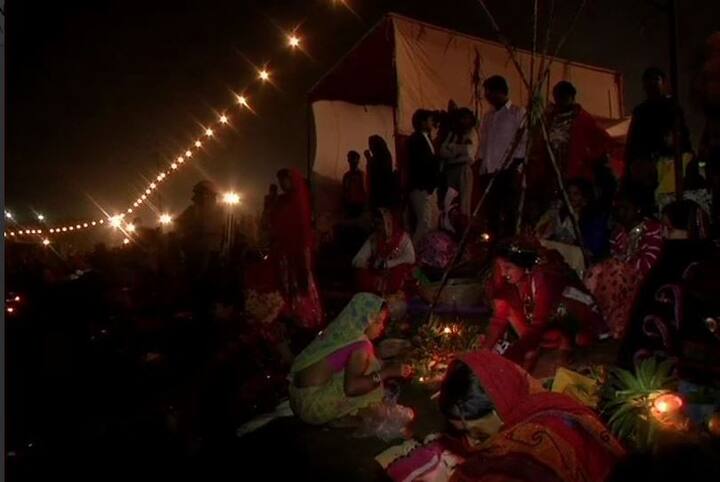 Devotees in Delhi gather at Kashmiri Gate chhath ghat to perform Chhath Puja and offer obeisance to the Sun god. Image: ANI