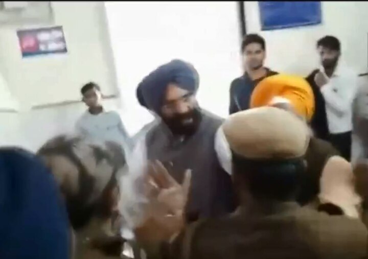 WATCH: Akali Dal MLA Manjinder Singh Sirsa slaps 1984 riots case convict in Delhi's Patiala House Court WATCH: Akali Dal MLA Manjinder Singh Sirsa slaps 1984 riots case convict in Delhi's Patiala House Court