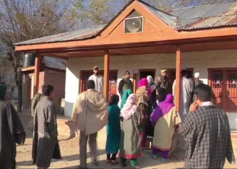 Voting begins in first phase of J&K panchayat polls Voting begins in first phase of J&K panchayat polls Voting begins in first phase of J&K panchayat polls