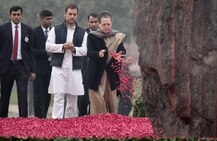 PICTURES:  Sonia, Rahul, other Congress leaders pay tribute to Indira Gandhi on birth anniversary
