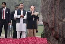 PICTURES:  Sonia, Rahul, other Congress leaders pay tribute to Indira Gandhi on birth anniversary