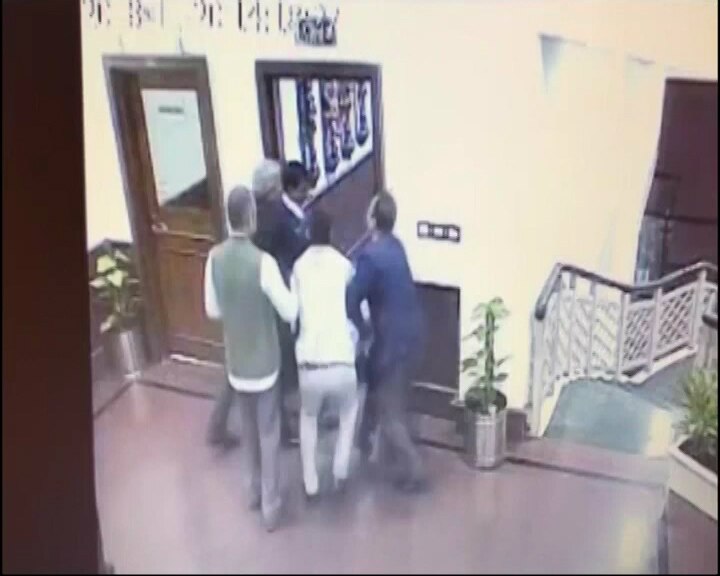 Delhi: Chief Minister Kejriwal attacked with mirchi powder inside secretariat Delhi: Man throws chilli powder on Kejriwal, threatens to shoot CM inside secretariat