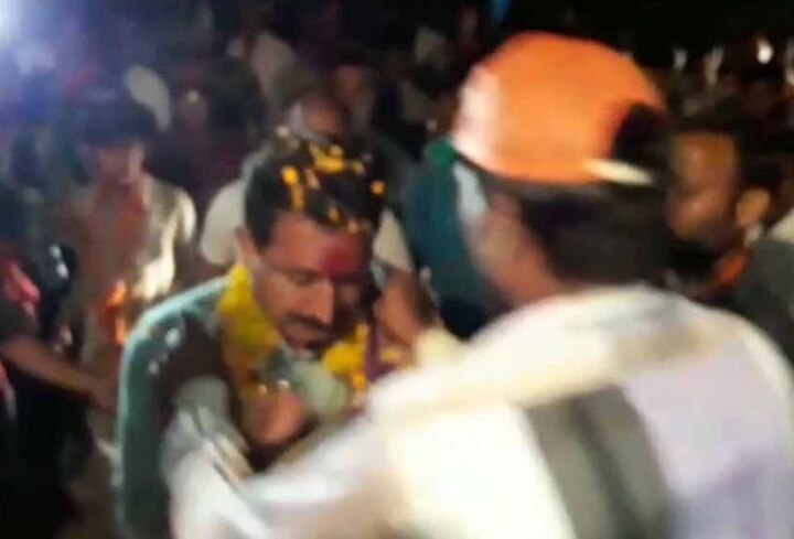 Madhya Pradesh: Man greets BJP MLA with garland of shoes, gets beaten up by leader Madhya Pradesh: Man greets BJP MLA with garland of shoes, gets beaten up by leader