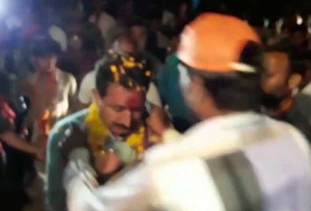 Madhya Pradesh: Man greets BJP MLA with garland of shoes, gets beaten up by leader Madhya Pradesh: Man greets BJP MLA with garland of shoes, gets beaten up by leader