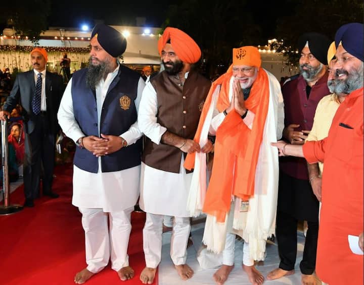 On Twitter Modi wrote”Today, on the auspicious occasion of Shri Guru Nanak Dev Ji’ Jayanti, attended a programme at my colleague, Smt. @HarsimratBadal_ Ji’s residence. Over Kirtans, we all remembered the noble ideals and message of Shri Guru Nanak Dev Ji./ @narendramodi 