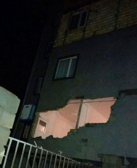 According to the Iranian Seismological Centre, the epicentre of the earthquake, which took place on Sunday night in Sar Pol Zahab city, lied at a depth of 7 km, 34.38 degrees north latitude and 45.70 degrees east longitude. Image tweeted by @mahsti25metana1