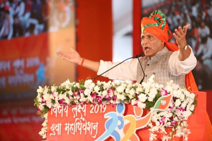 Congress leaders creating trust deficit in country's politics: Rajnath Singh Congress leaders creating trust deficit in country's politics: Rajnath Singh