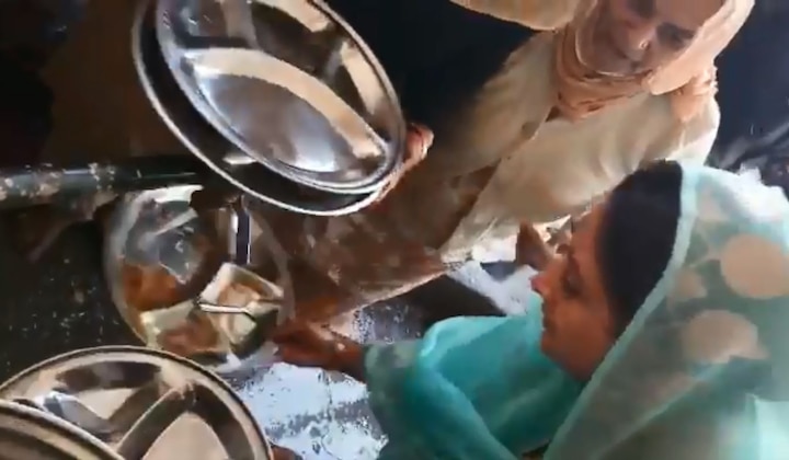 VIDEO: In Pakistan, Harsimrat Kaur Badal performs Kar Seva by washing dishes at Gurudwara Kartarpur Sahib VIDEO: In Pakistan, Harsimrat Kaur Badal performs Kar Seva by washing dishes at Gurudwara Kartarpur Sahib