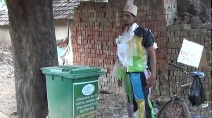 Meet Odisha’s Man Who Dresses As ‘Walking-Talking Dustbin’, Here Is Why! Meet Odisha Man Who Dresses As ‘Walking-Talking Dustbin’, Here Is Why!