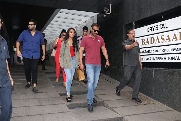 Nysa walking alongside Daddy Ajay as they leave restaurant post family lunch while Mom Kajol follows them.