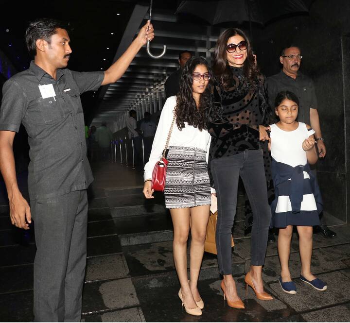 We totally adore the way Sush and her daughters posed for the photogs