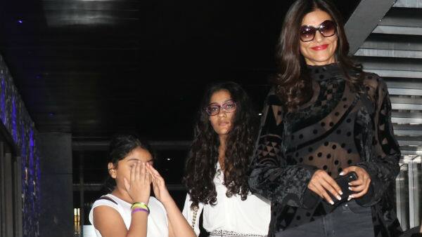 IN PICS:Yummy-mummy Sushmita Sen spotted on a DINNER DATE with daughters! IN PICS:Yummy-mummy Sushmita Sen spotted on a DINNER DATE with daughters!