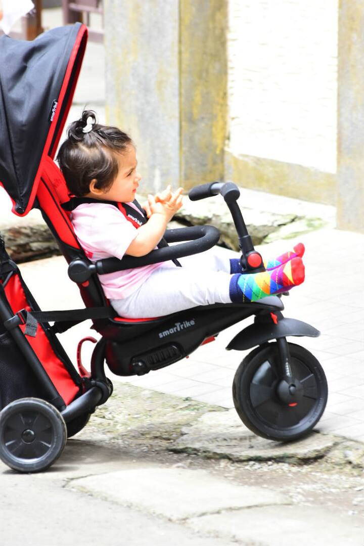 Inaaya looked cute like a button in pink & grey along with colorful socks. (Photo: Manav Manglani)
