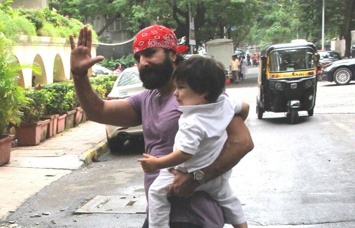 Saif Ali Khan waves as the paparazzi as he takes a stroll with baby Taimur in Bandra. (Photo: Manav Manglani)