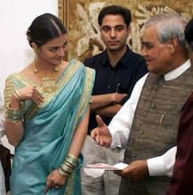 RIP Atal Bihari Vajpayee! Here are some rare FLASHBACK PICS of the late PM with POPULAR Bollywood stars!