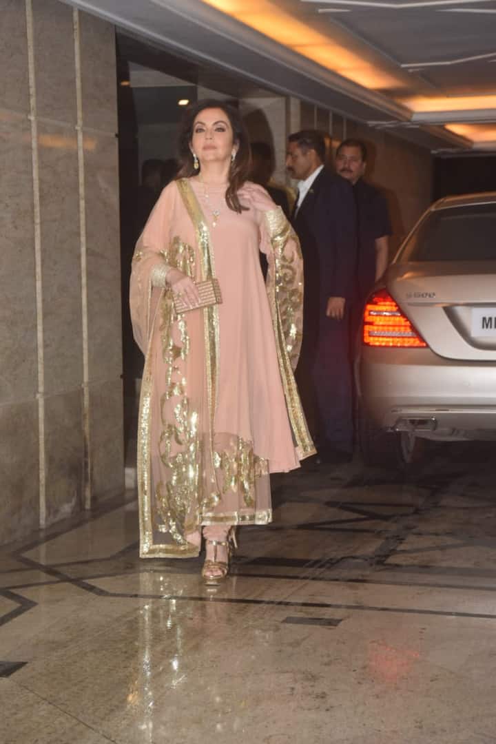 Here's another picture of Nita as she poses for the paps. (Picture credit- Manav Manglani)
