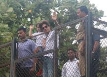 Shah Rukh Khan & son Abram Khan greet fans outside Mannat on 'Eid-Al-Adha 2018'!