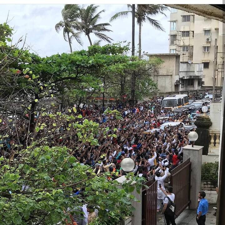 SRK posted this picture on Twitter wishing 'Eid' to everyone in which thousands of his fans can be seen outside ;Mannat' to cath a glimpse of him. He wrote, 