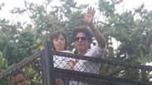 Shah Rukh Khan & son Abram Khan greet fans outside Mannat on 'Eid-Al-Adha 2018'!