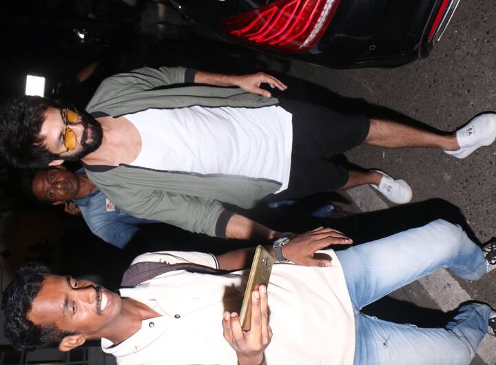 Shahid with a selfie-seeking fan while on dinner date with pregnant wife Mira Rajput