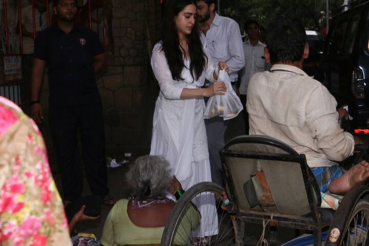 After coming out of the temple, Sara distributed eatables and things among the needy sitting outside and this time she looked far more calm.