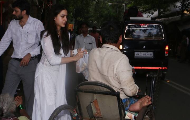 Sara Ali Khan making donations outside Shree Mukteshwar Temple in Juhu, Mumbai where her actress-mother Amrita Singh was accompanying her too.