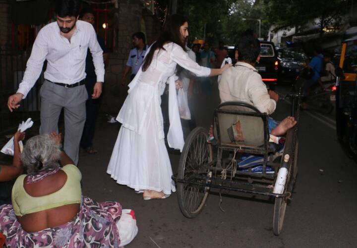 Sara Ali Khan making donations outside Shree Mukteshwar Temple in Juhu, Mumbai where her actress-mother Amrita Singh was accompanying her too.