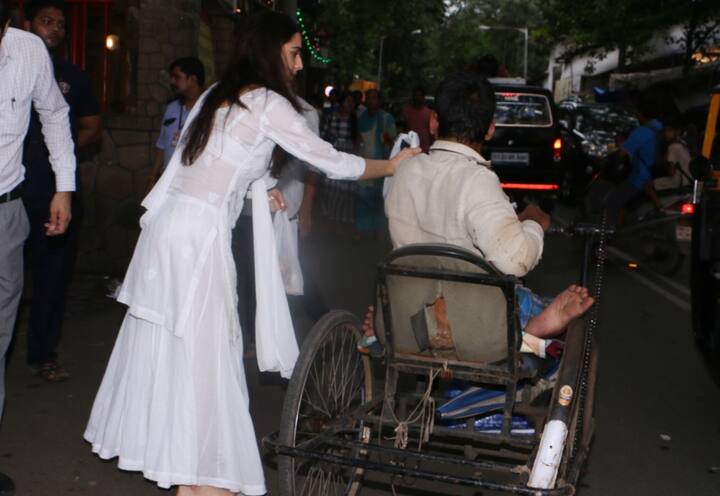 Sara Ali Khan making donations outside Shree Mukteshwar Temple in Juhu, Mumbai where her actress-mother Amrita Singh was accompanying her too.