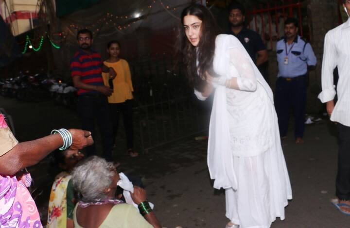 Sara Ali Khan greeting the poor after making donations outside Shree Muktshwar temple in Juhu, Mumbai