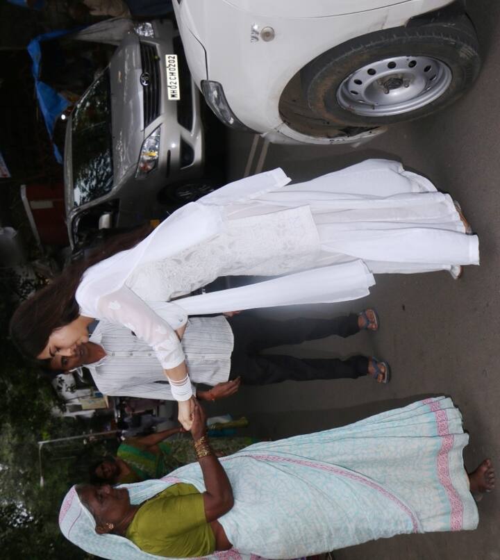 Sara Ali Khan making donations outside Shree Mukteshwar Temple in Juhu, Mumbai where her actress-mother Amrita Singh was accompanying her too.
