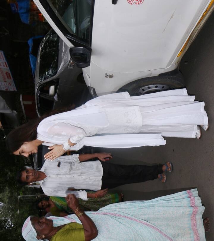 Sara Ali Khan greeting the poor after making donations outside Shree Muktshwar temple in Juhu, Mumbai