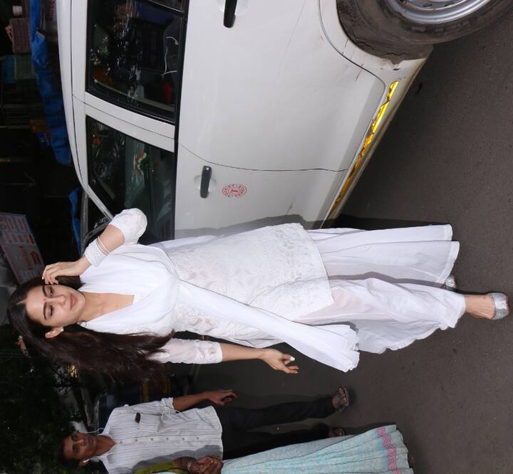 Sara Ali Khan pretty in white